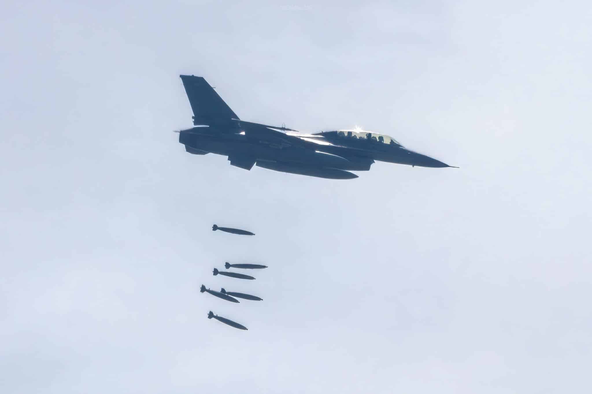 เอาคืน! กองทัพอากาศส่ง F-16 โจมตีตอบโต้ฐานที่มั่นเขมรที่ช่องอานม้า หลังสถานการณ์บานปลาย