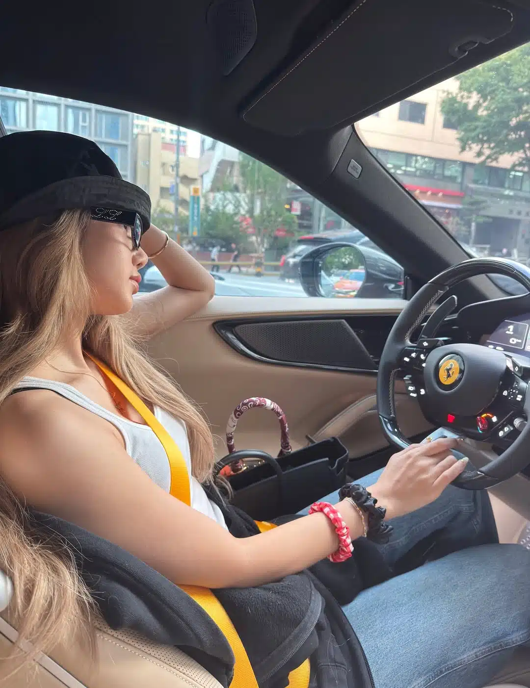 เปิดราคารถใหม่ ลิซ่า BLACKPINK ขับรถหรู Ferrari Roma คันงาม สมฐานะซุปตาร์ระดับโลก ราคา 24 ล้านบาท