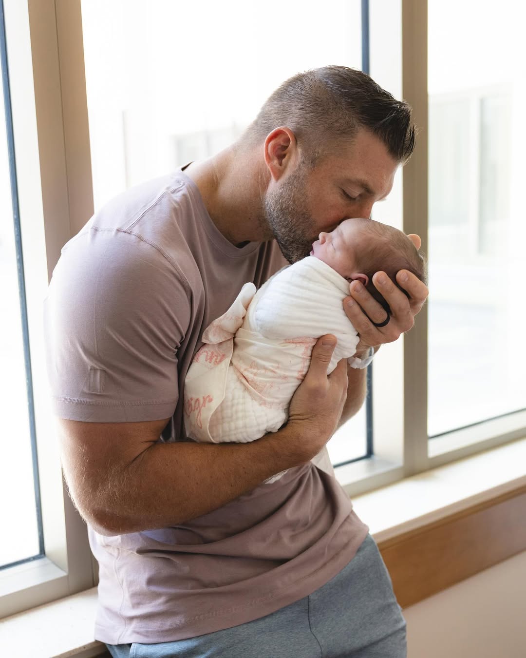 &quot;เดมี-ลีห์ ทีโบว์&quot; มิสยูนิเวิร์ส 2017 คลอดลูกสาวคนแรก แฟนนางงามทั่วโลกร่วมยินดี-2