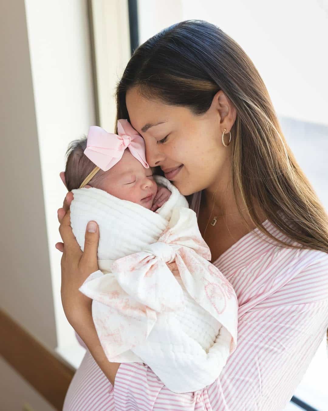 &quot;เดมี-ลีห์ ทีโบว์&quot; มิสยูนิเวิร์ส 2017 คลอดลูกสาวคนแรก แฟนนางงามทั่วโลกร่วมยินดี-3