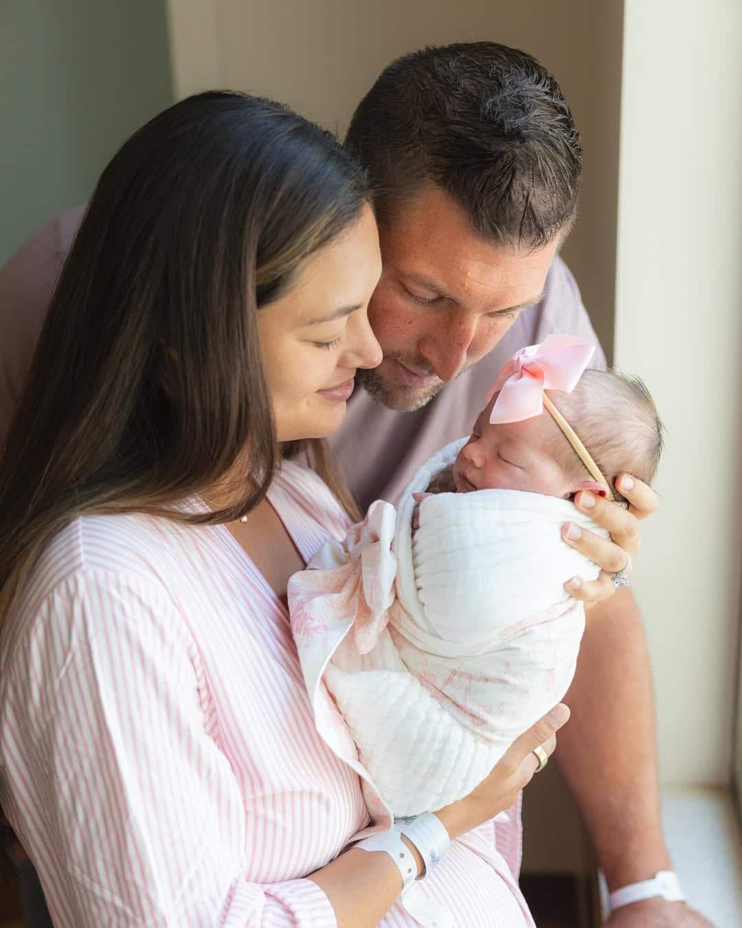 &quot;เดมี-ลีห์ ทีโบว์&quot; มิสยูนิเวิร์ส 2017 คลอดลูกสาวคนแรก แฟนนางงามทั่วโลกร่วมยินดี