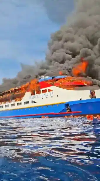 ผู้โดยสารโดดน้ำหนีตายเรือเฟอร์รี่อินโดนีเซียไฟไหม้