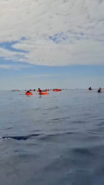 ผู้โดยสาร 560 ชีวิตเอาตัวรอิดไฟไหม้เรือเฟอร์รี่