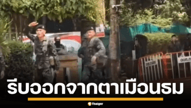 ภาพนักท่องเที่ยวจำนวนมากกำลังรีบเดินออกจากบริเวณปราสาทตาเมือนธม