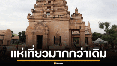 ภาพมุมกว้างของวัดภูม่านฟ้า หรือวัดพระพุทธบาทศิลา จ.บุรีรัมย์ แสดงสถาปัตยกรรมที่โดดเด่น