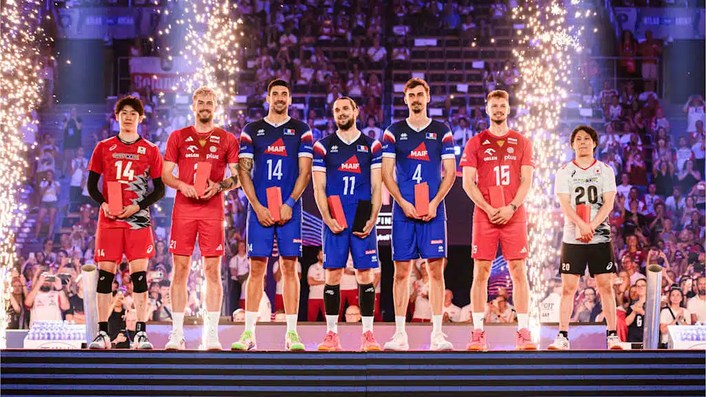รับมอบรางวัลผู้เล่นยอดเยียมแต่ละตำแหน่งของ VNL 2024 ชาย