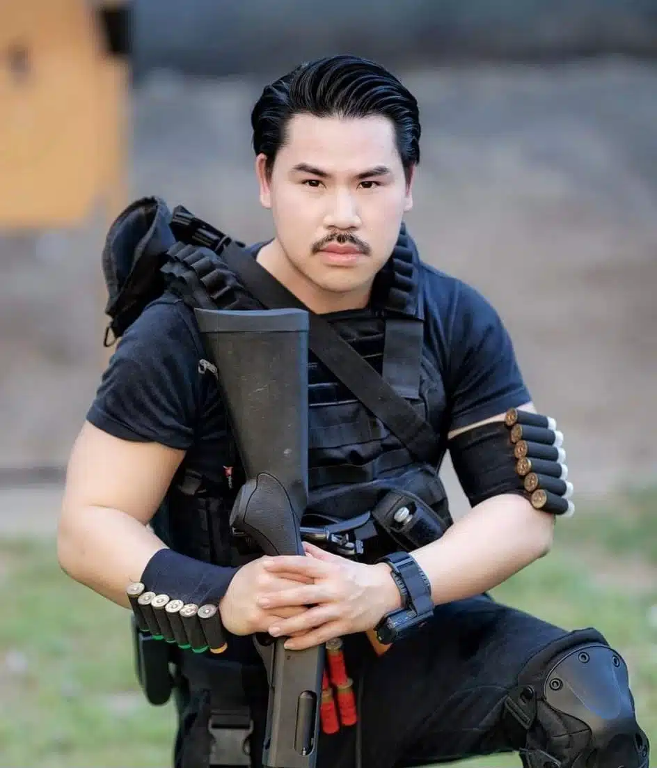 กัน จอมพลัง กำลังถ่ายรูปคู่กับปืน