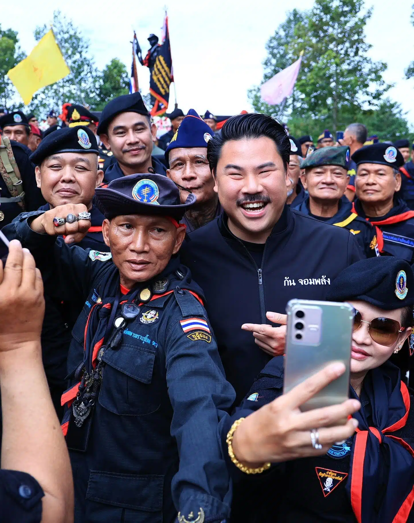 ภาพกัน จอมพลัง ถ่ายรูปกับแฟนคลับ