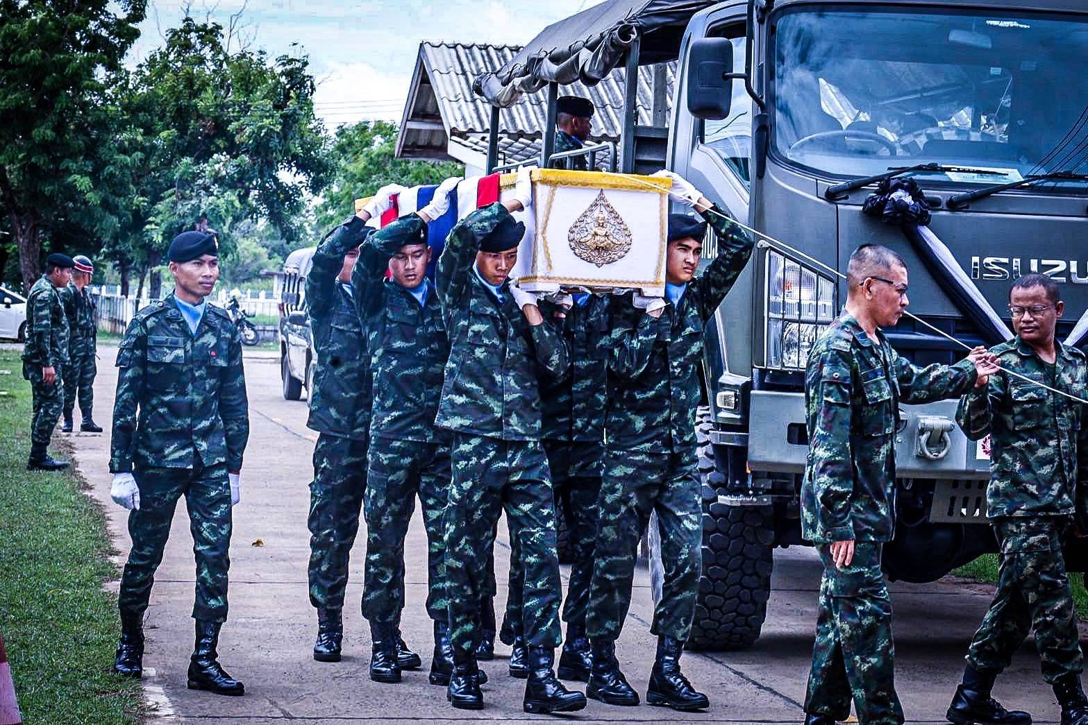เพื่อนทหารช่วยกันแบกโรงศพของวีรชนทหารชายแดนไทยกัมพูชา