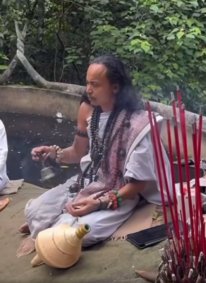 คลิปนาที ฤาษีเขมร รวมตัวทำพิธีสาปแช่ง เผารูป แม่ทัพภาค 2 กลางลานภูเขาศักดิ์สิทธิ์-1