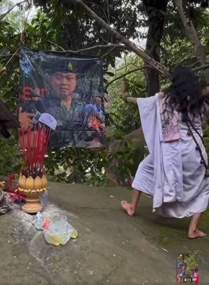 คลิปนาที ฤาษีเขมร รวมตัวทำพิธีสาปแช่ง เผารูป แม่ทัพภาค 2 กลางลานภูเขาศักดิ์สิทธิ์-3