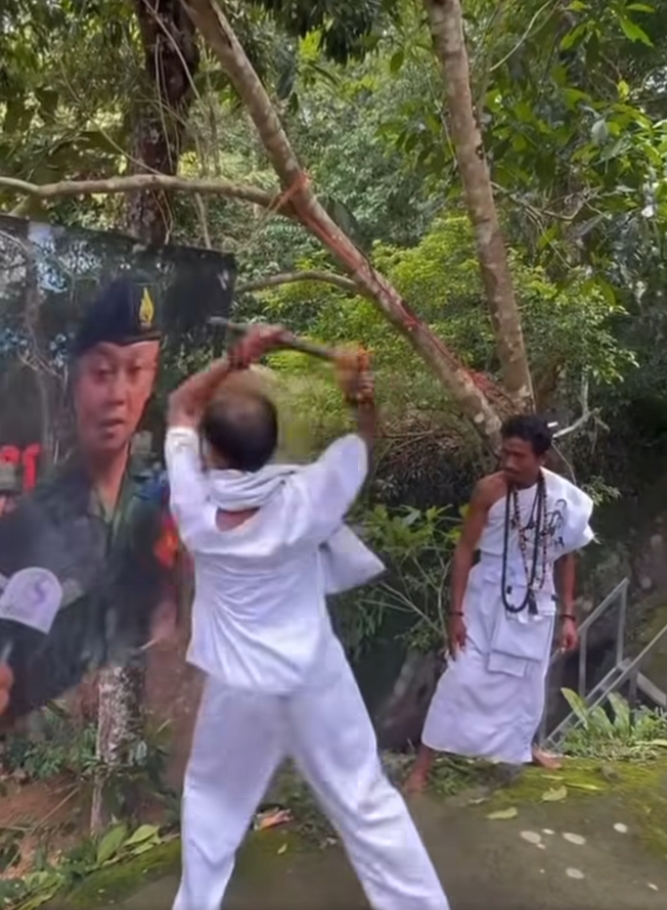 คลิปนาที ฤาษีเขมร รวมตัวทำพิธีสาปแช่ง เผารูป แม่ทัพภาค 2 กลางลานภูเขาศักดิ์สิทธิ์-4