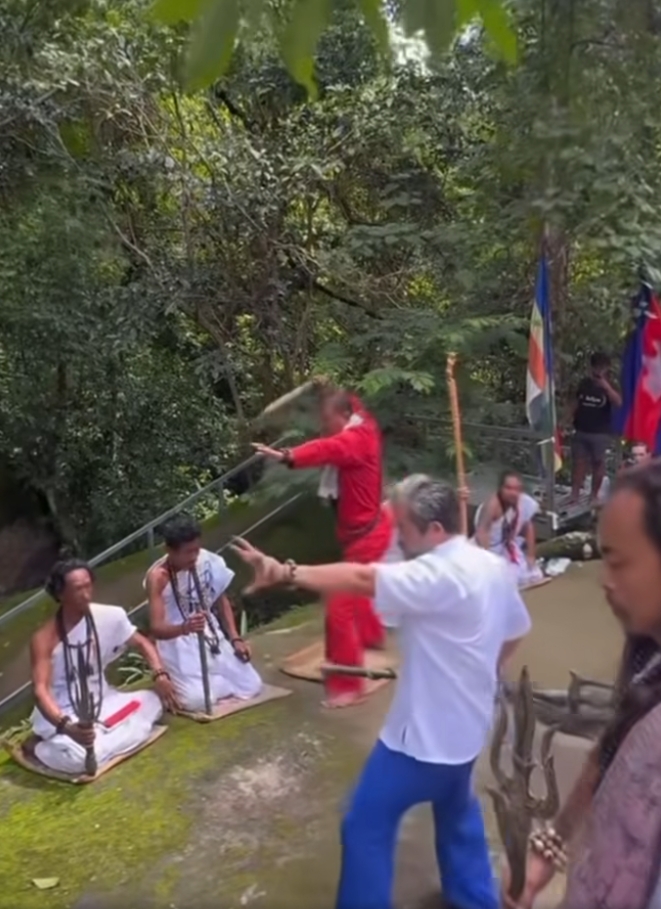 คลิปนาที ฤาษีเขมร รวมตัวทำพิธีสาปแช่ง เผารูป แม่ทัพภาค 2 กลางลานภูเขาศักดิ์สิทธิ์-5