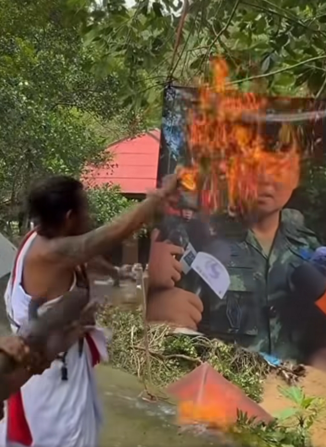 คลิปนาที ฤาษีเขมร รวมตัวทำพิธีสาปแช่ง เผารูป แม่ทัพภาค 2 กลางลานภูเขาศักดิ์สิทธิ์