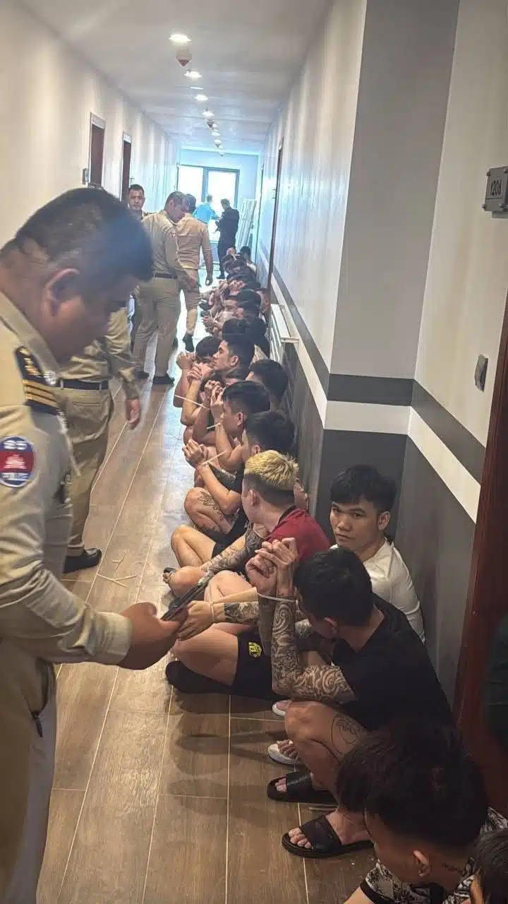 ภาพผู้ต้องหาจำนวนมากที่ถูกจับกุมและนำตัวมาสอบสวน