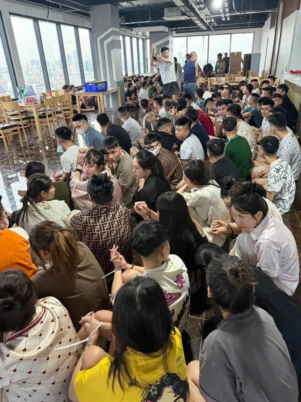 ภาพเจ้าหน้าที่ตำรวจกัมพูชาบุกเข้าตรวจค้นอาคารที่ต้องสงสัยว่าเป็นฐานของแก๊งคอลเซ็นเตอร์