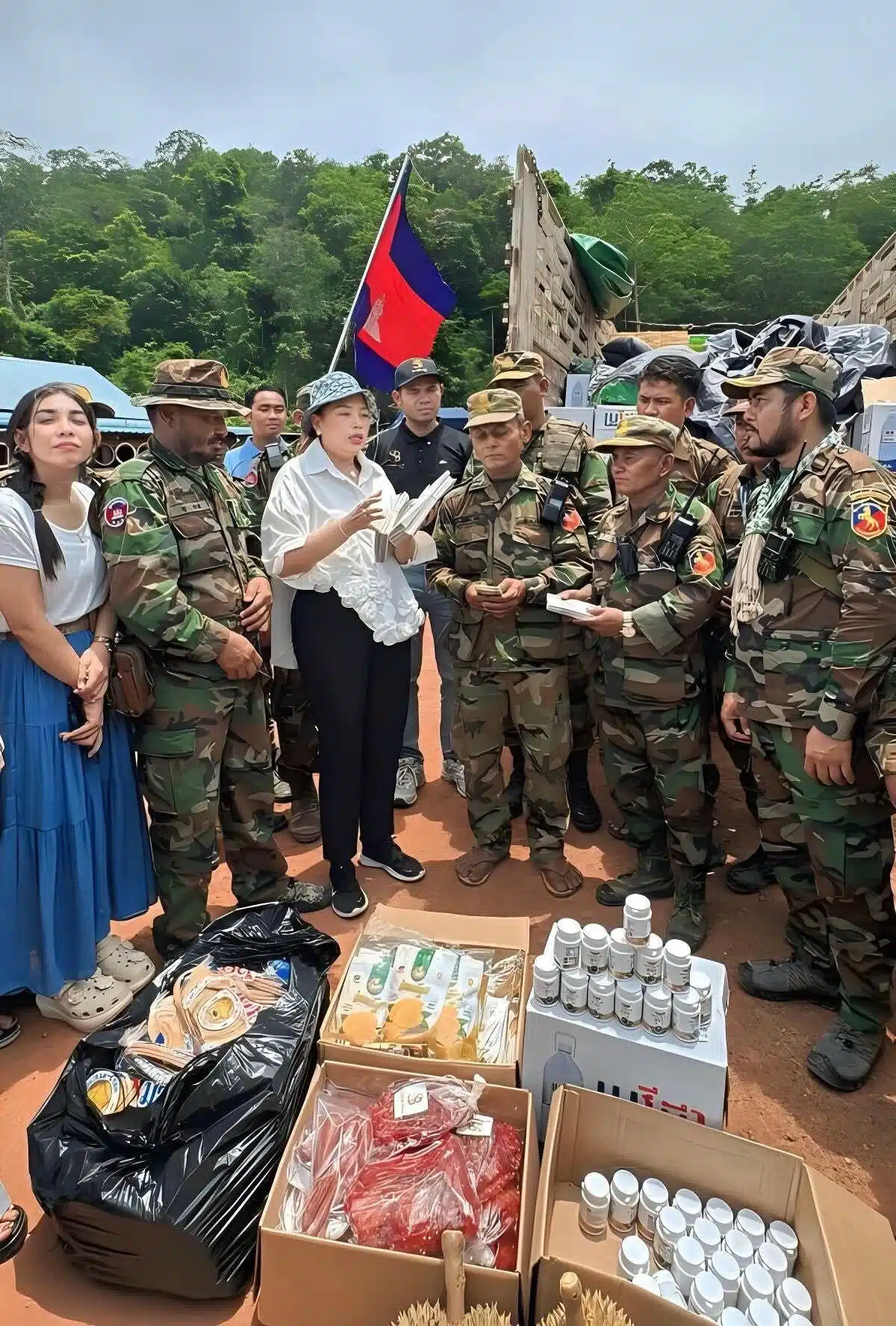 ภาพอินฟลูกัมพูชา มอบของจ่าสิบโท สมครก อาร์พีจี