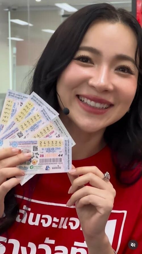 ภาพต้นหอม สกุนตลา เทียนไพโรจน์ กำลังถือสลากกินแบ่งรัฐบาลที่ถูกรางวัลที่ 1