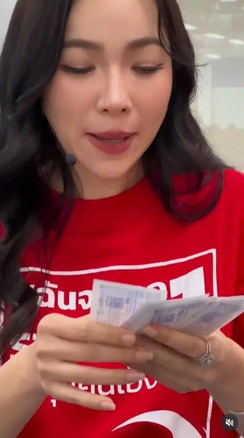 ภาพต้นหอม สกุนตลา เทียนไพโรจน์ กำลังถือสลากกินแบ่งรัฐบาลที่ถูกรางวัลที่ 1