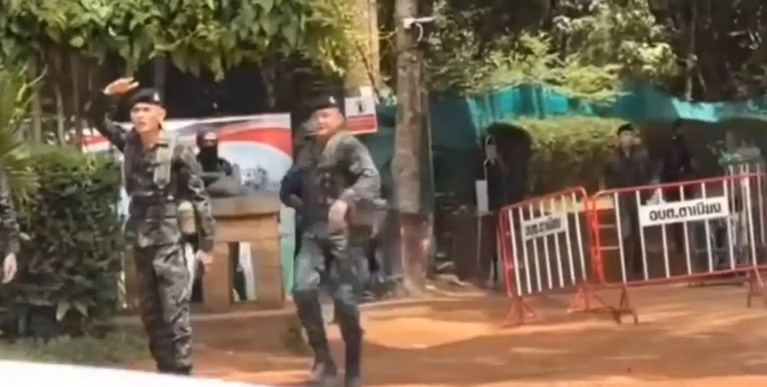 ภาพทหารไทยกำลังใช้เครื่องขยายเสียงหรือตะโกนสั่งให้นักท่องเที่ยวออกจากพื้นที่