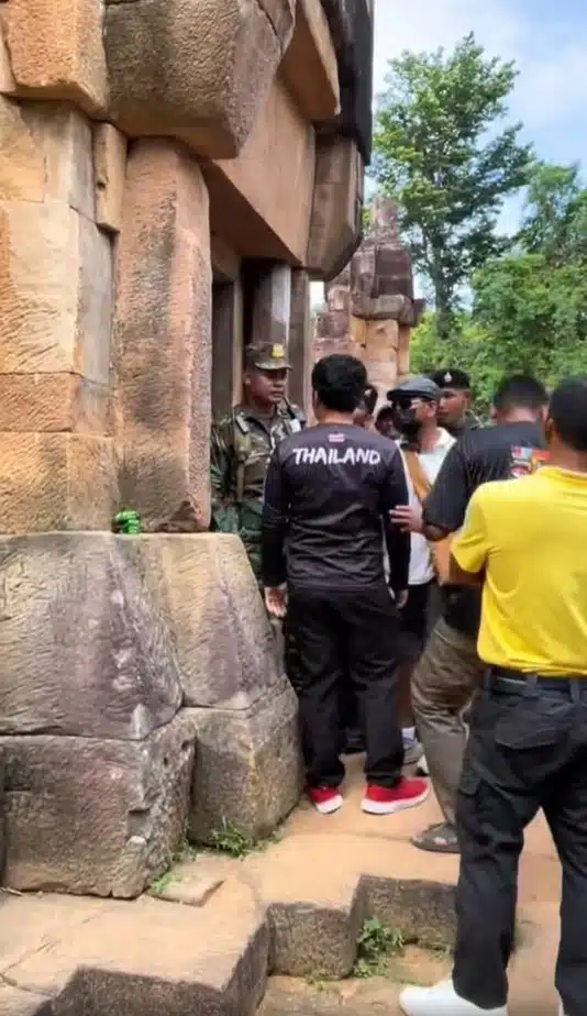 ภาพคลิปวิดีโอที่แสดงทหารกัมพูชากำลังผลักและยั่วยุนักท่องเที่ยวชาวไทยที่ปราสาทตาเมือนธม