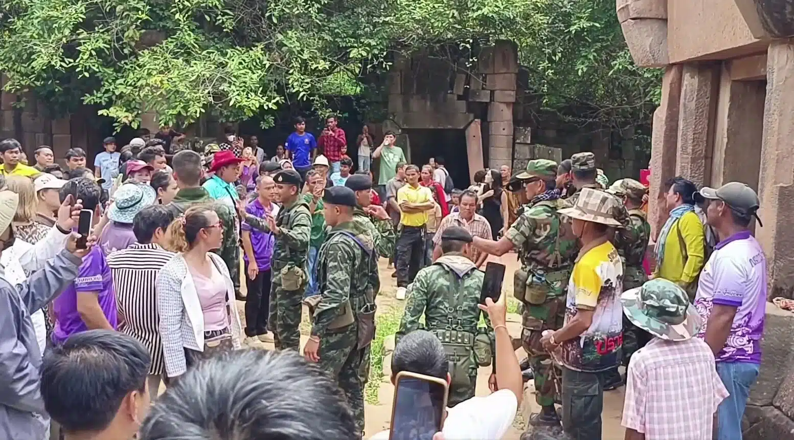 คลิปวิดีโอแสดงเหตุการณ์นักท่องเที่ยวกัมพูชากำลังโต้เถียงกับทหารไทยที่ปราสาทตาเมือนธม