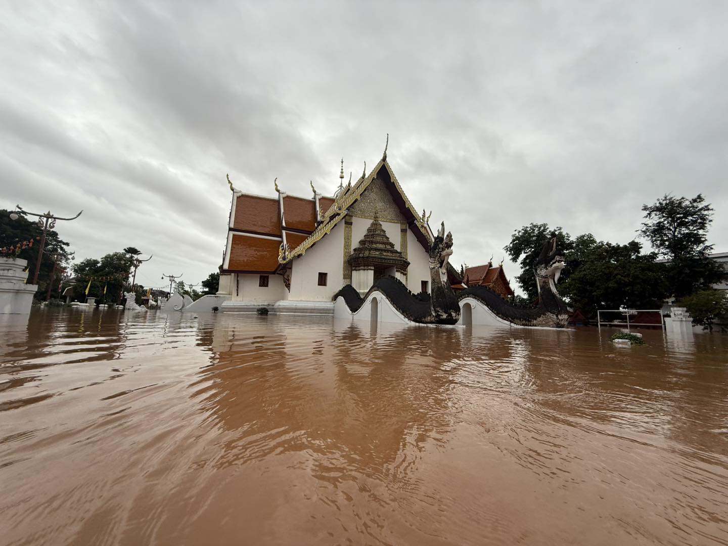 น่าน อ่วม น้ำหลากกลางดึก วัดภูมินทร์ จมบาดาล หวั่นกระทบจิตรกรรมฝาผนัง-6