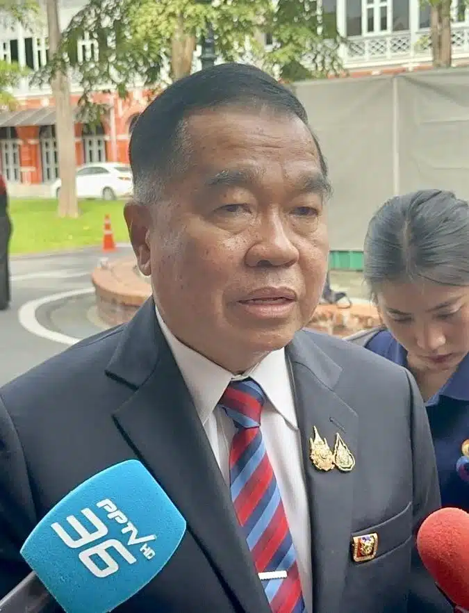 พล.อ.ณัฐพล นาคพาณิชย์ รัฐมนตรีช่วยว่าการกระทรวงกลาโหม กำลังให้สัมภาษณ์