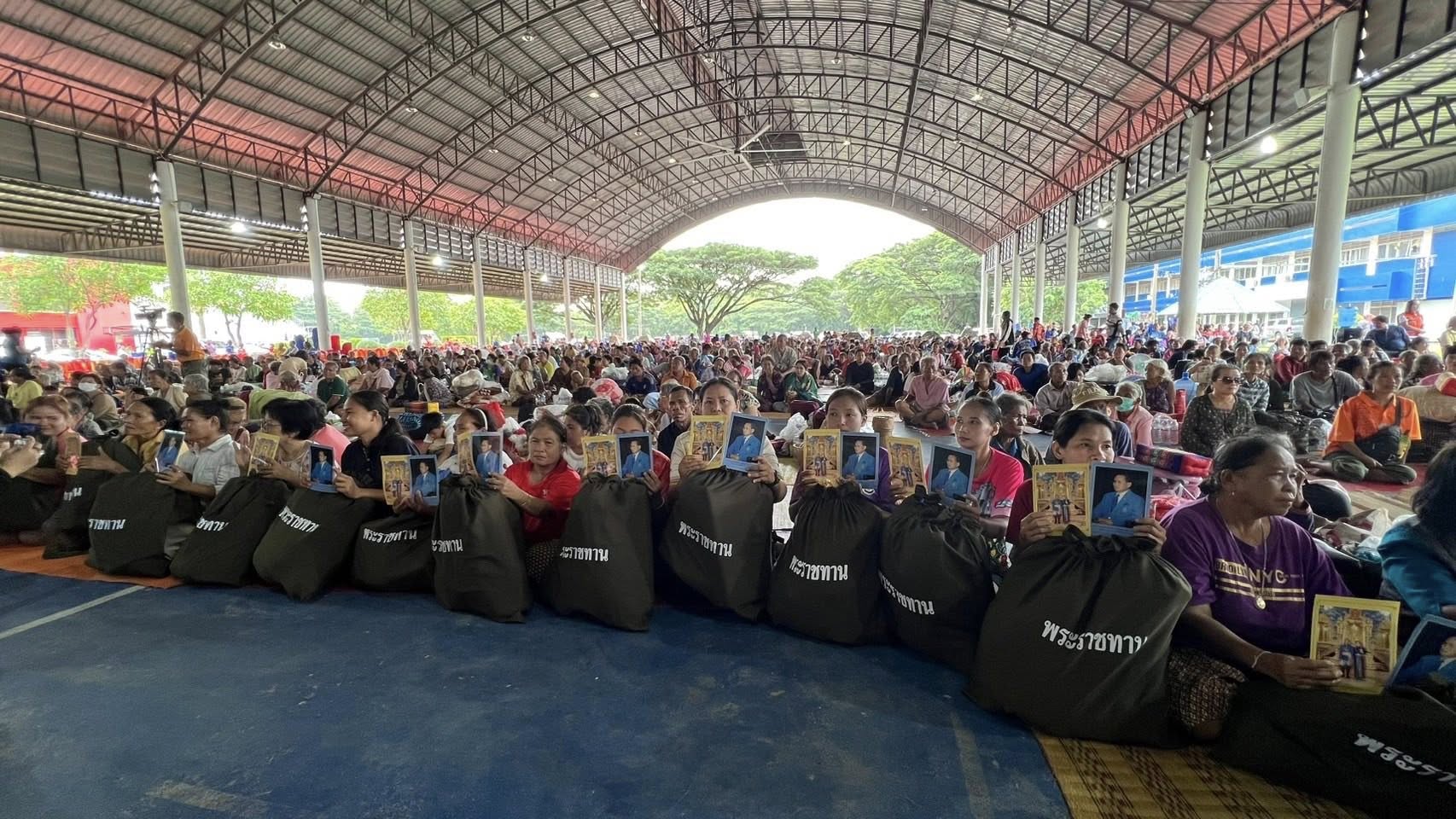 ประชาชนที่มารอรับพระราชทานสิ่งของ