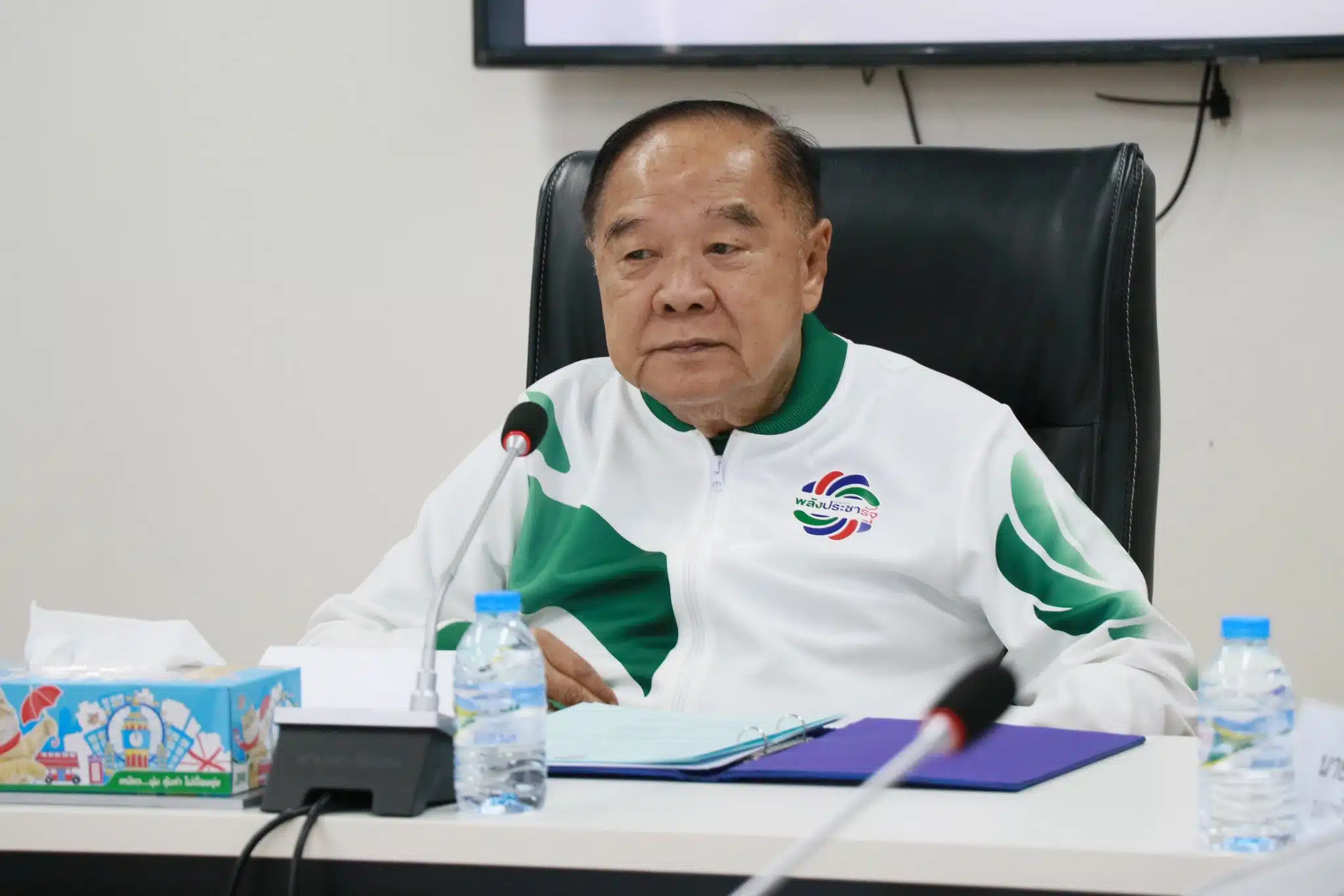 ภาพพล.อ.ประวิตร วงษ์สุวรรณ กำลังให้สัมภาษณ์สื่อมวลชนที่ทำการพรรค พปชร.