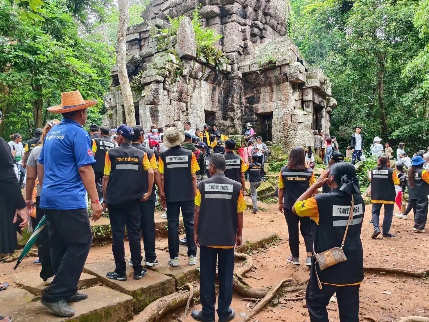 ปราสาทตาเมือนธม ที่มีทั้งนักท่องเที่ยว และเจ้าหน้าที่
