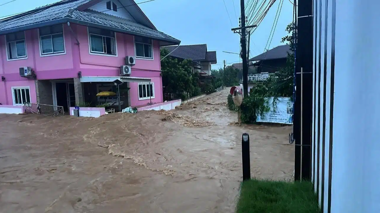 น้ำท่วมฉับพลันในจังหวัดน่าน แสดงระดับน้ำที่ท่วมสูงถนนและบ้านเรือน