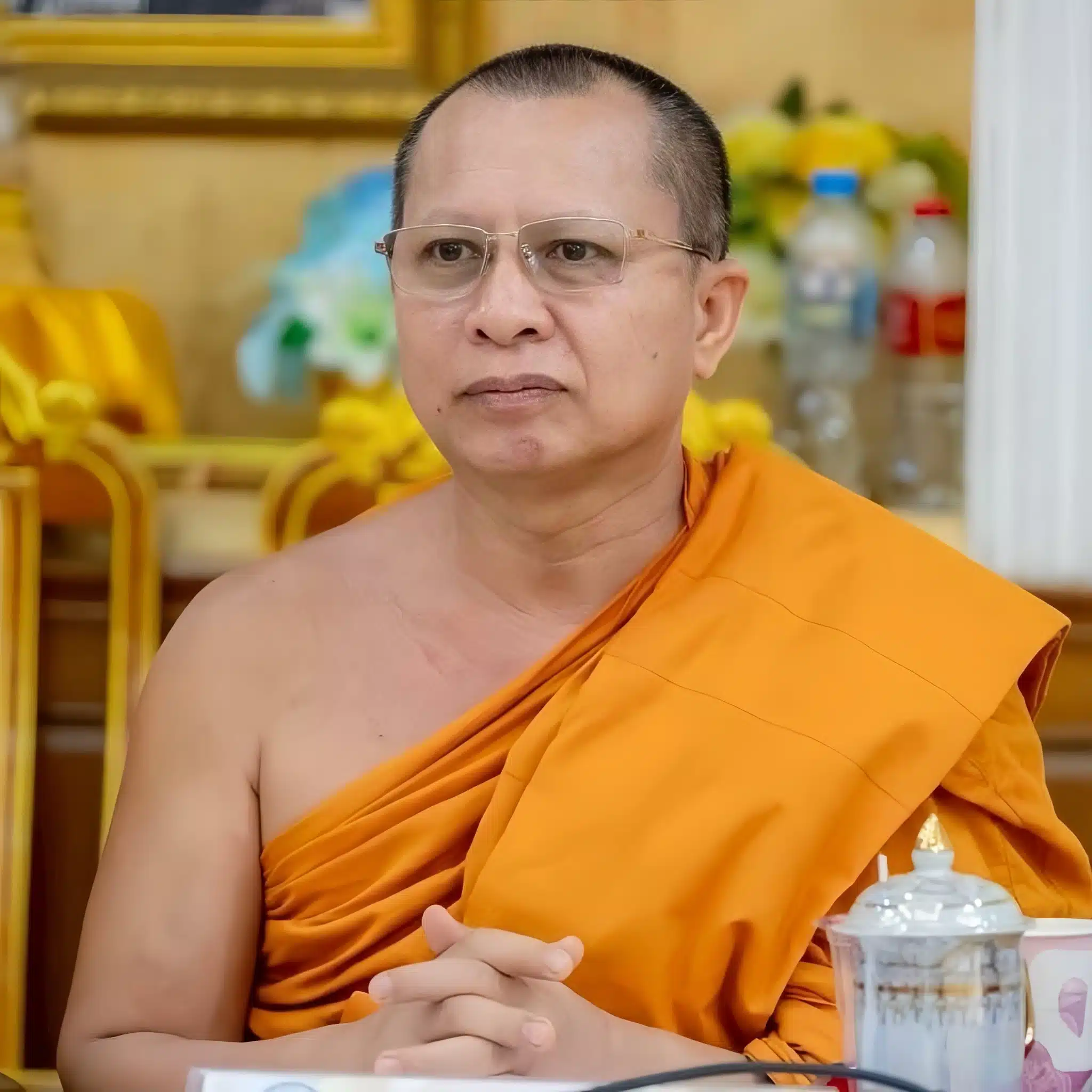 ภาพพระสงฆ์ในชุดครองจีวร แสดงถึงความน่าเคารพและตำแหน่งทางศาสนา