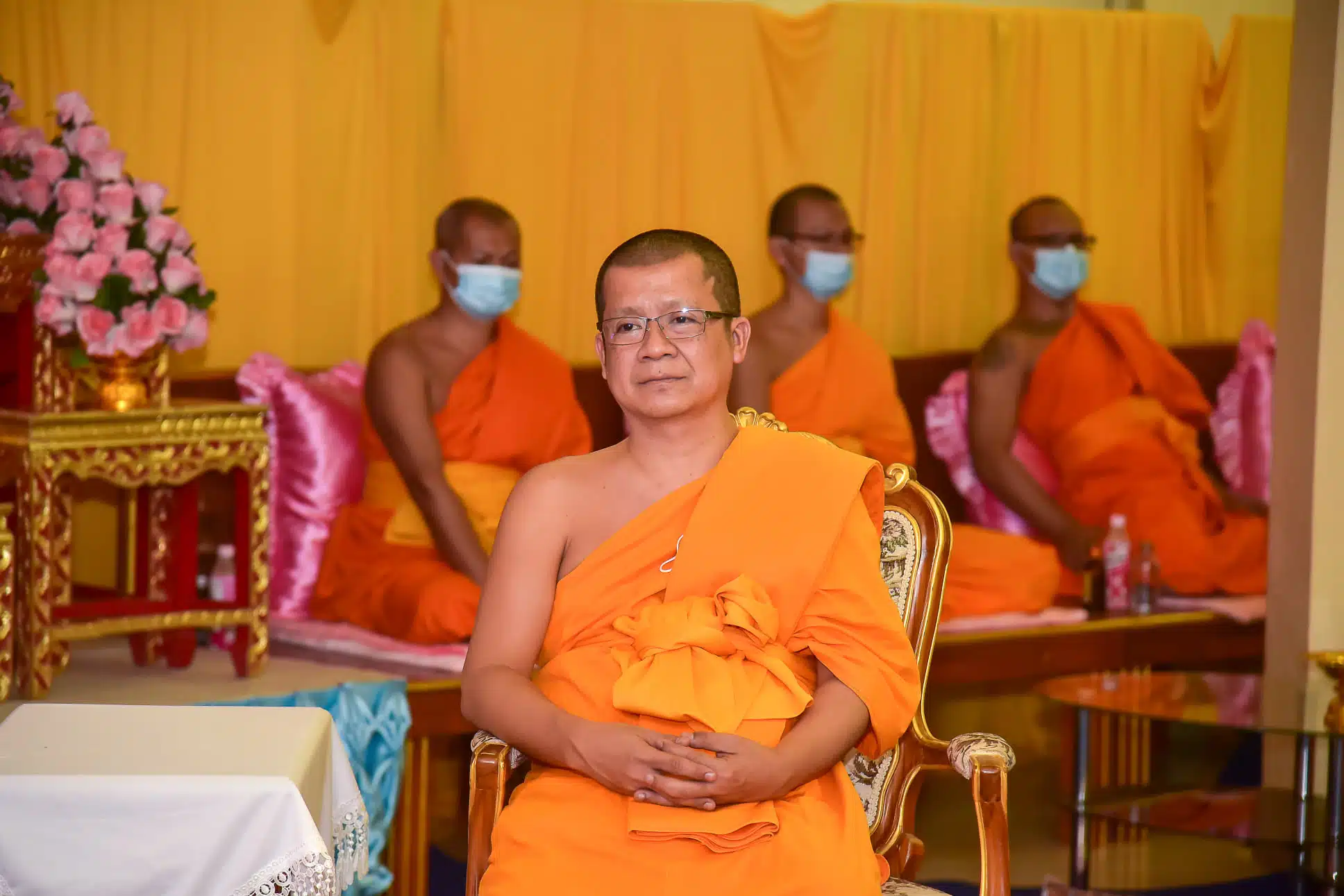 ภาพพระราชรัตนสุธี ในชุดครองจีวร กำลังปฏิบัติศาสนกิจ