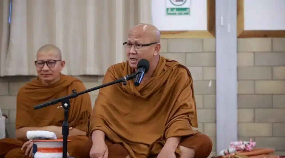 ภาพหลวงตาสินทรัพย์ (พระสิ้นคิด) กำลังให้โอวาทธรรม