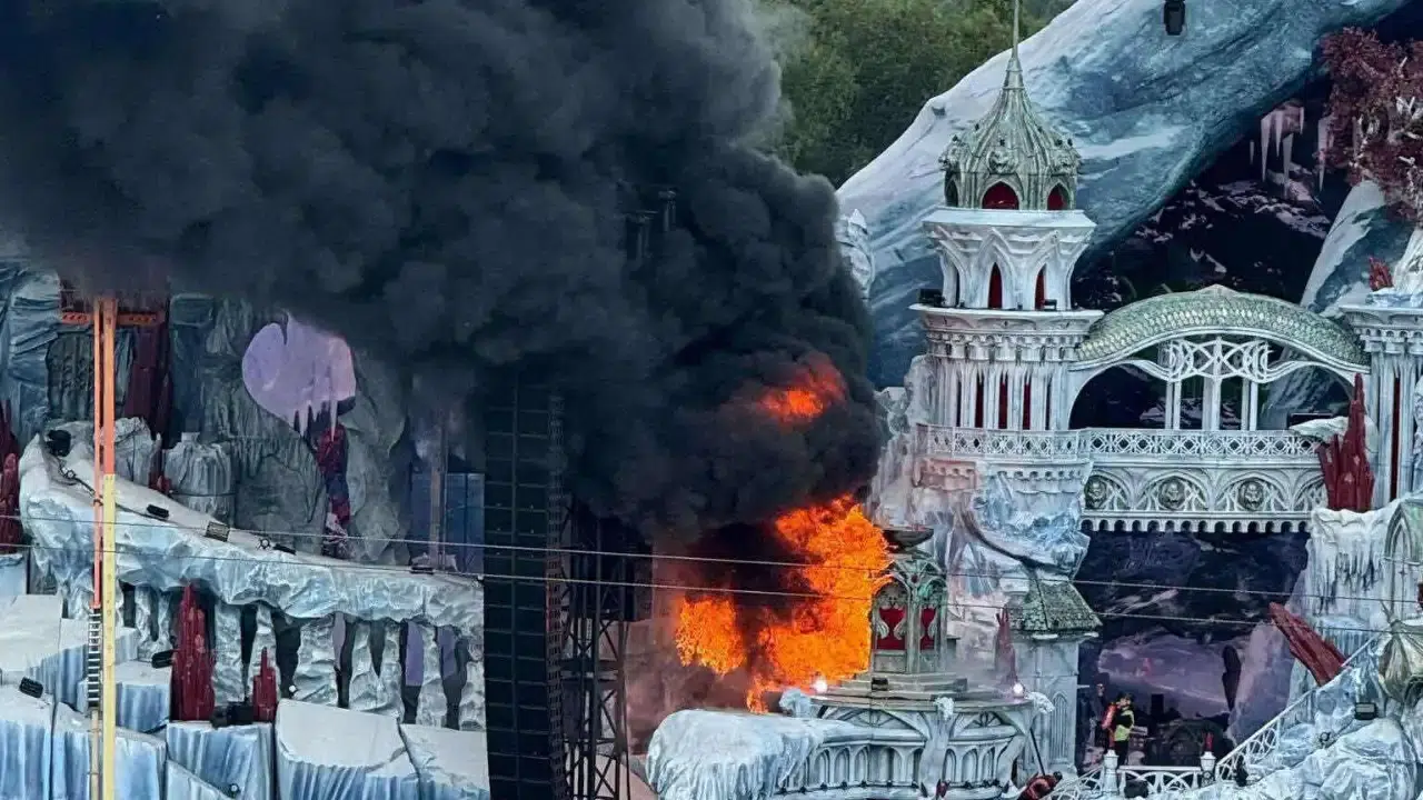 ภาพกลุ่มควันและเปลวเพลิงขนาดใหญ่กำลังลุกไหม้เวที Tomorrowland