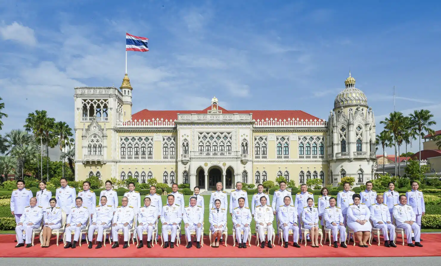 ถ่ายรูปหมู่ครม อิงค์ 1 หน้าทำเนียบรัฐบาล