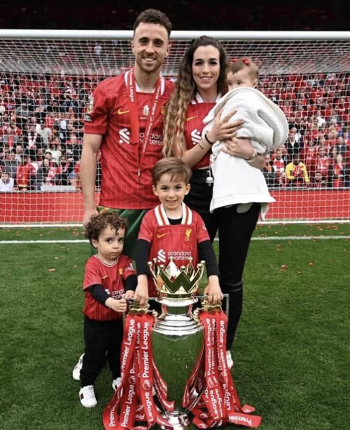 โชตากับภรรยาและลูกๆ ครองฉลองแชมป์ลิเวอร์พูล