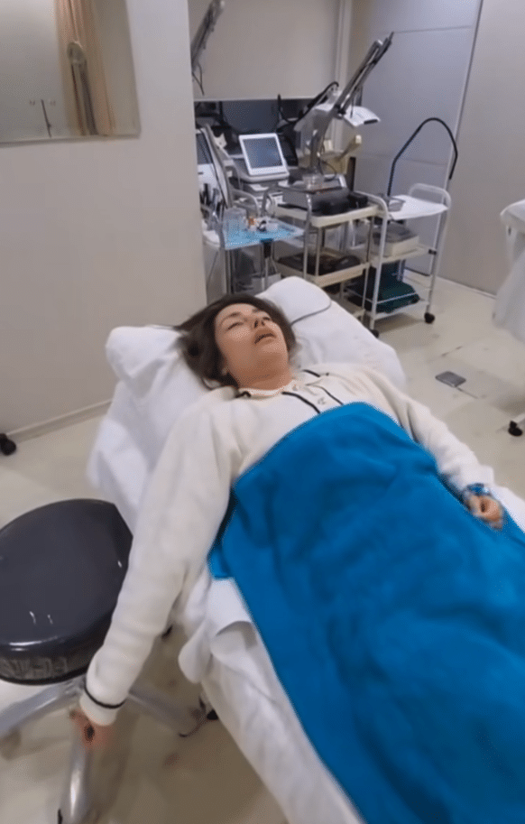 Meme Flome อินฟลูเอนเซอร์ TikTok ช็อกหลังผ่าตัด ชักนาน 12 ชั่วโมง นอนโคม่ากว่า 1 เดือน แฉคลินิกไม่รับผิดชอบ เพราะเข้าใจผิดว่าผีเข้า