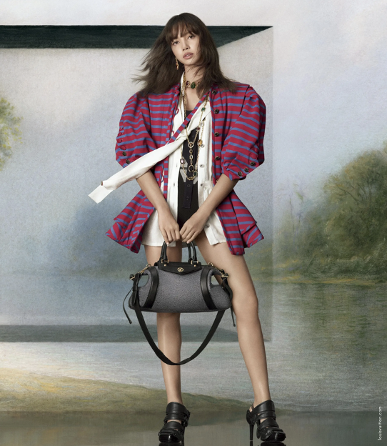 ความคลาสสิกที่ทันสมัย: ลุค Louis Vuitton ของลิซ่าในรองเท้าเอสปาดริลสุดชิค