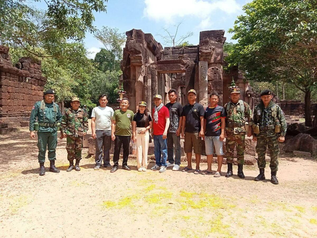 ภาพนักท่องเที่ยวกัมพูชากำลังเยี่ยมชมปราสาทโบราณ