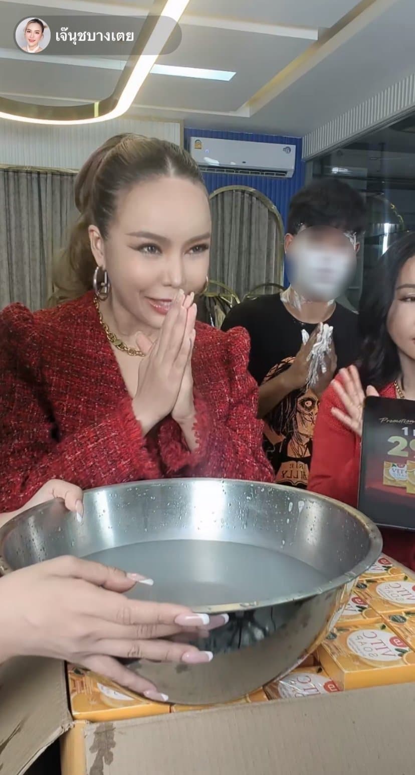 มาแล้ว! แม่ตั๊ก กรกนก เปิดหน้าออกสื่อครั้งแรก หลังถูกปล่อยตัวจากเรือนจำ-5