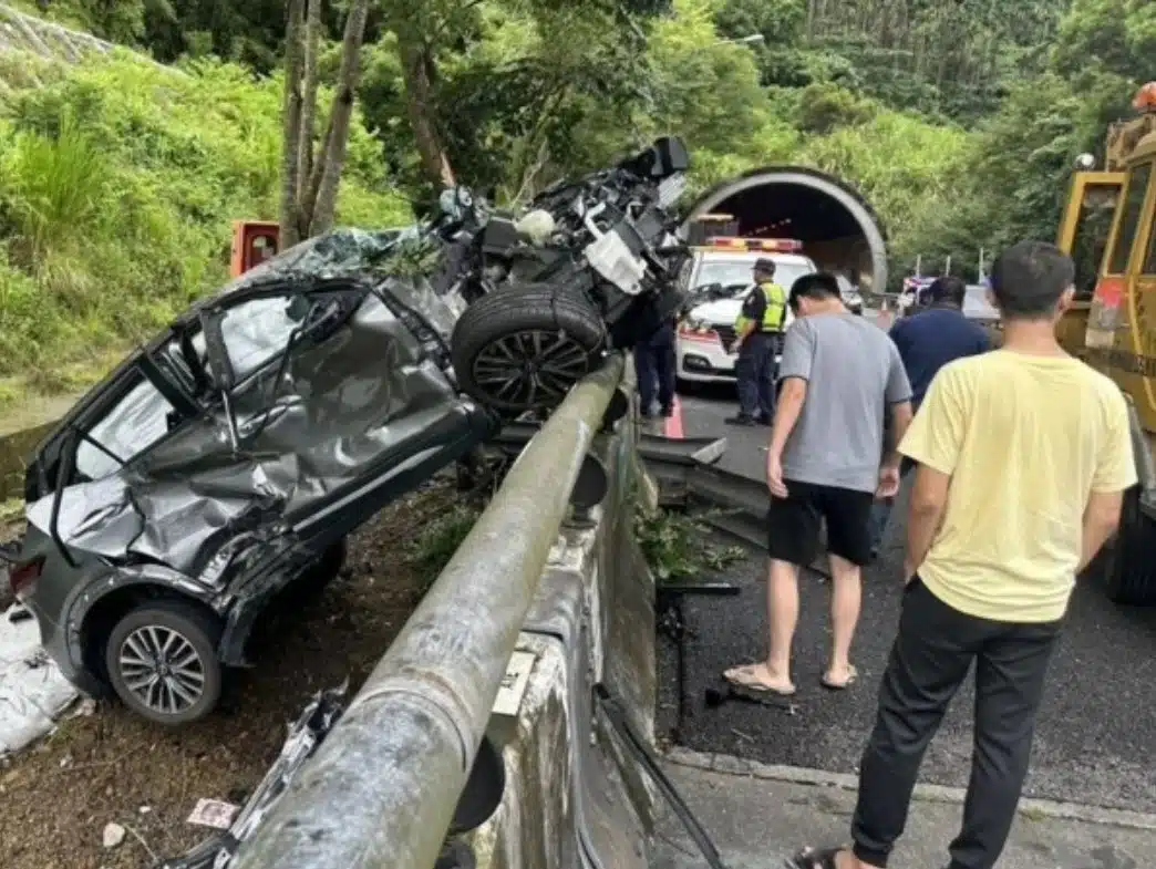 ภาพรถยนต์ SUV สีเทาห้อยอยู่บนราวสะพานทางด่วน