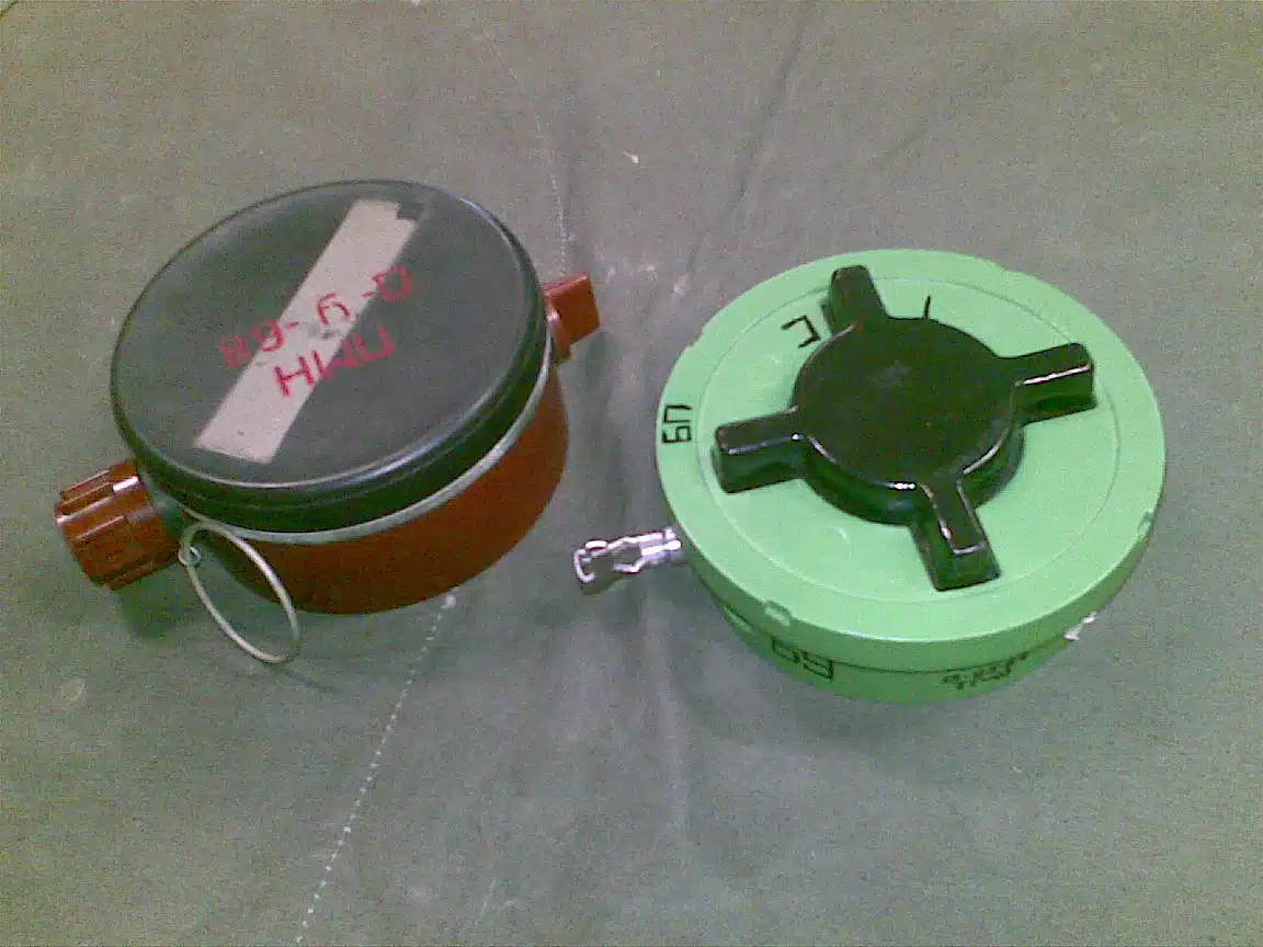 ภาพทุ่นระเบิด PMN-2 ที่แสดงรูปลักษณ์ภายนอกและแป้นรับแรงกดรูปกากบาท (X-Shape)
