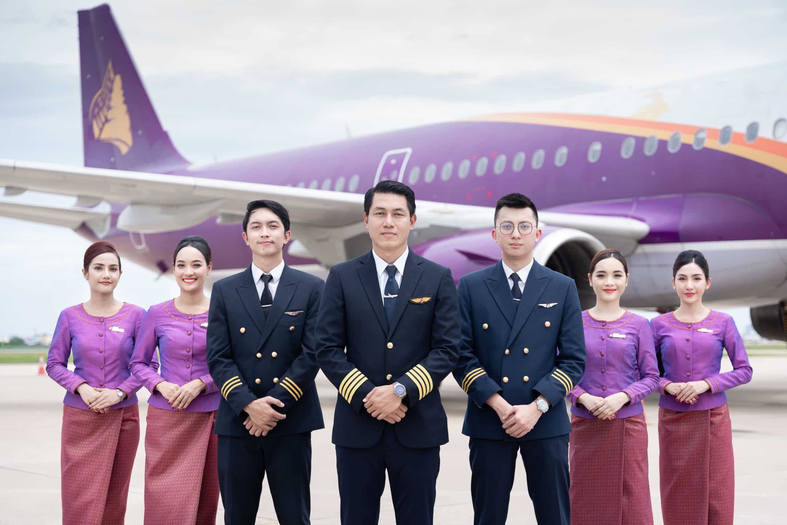 พนักงานต้อนรับของสายการบินแอร์ แคมโบเดีย ในเครื่องแบบ