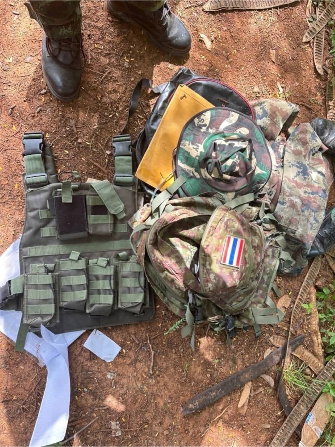 ถยนต์ที่ชายต้องสงสัยขับ และภาพอุปกรณ์ทางทหารที่พบในรถ เช่น เสื้อเกราะ