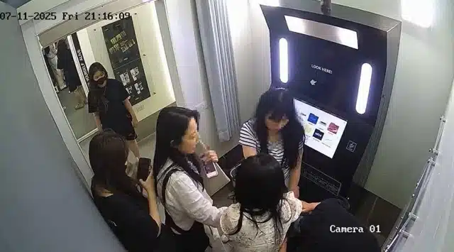 ภาพหน้าจอคลิปวิดีโอจากกล้องวงจรปิด แสดงเหตุการณ์หญิงชาวเกาหลีกำลังทำร้ายหญิงชาวเวียดนามในตู้ถ่ายรูปสติ๊กเกอร์