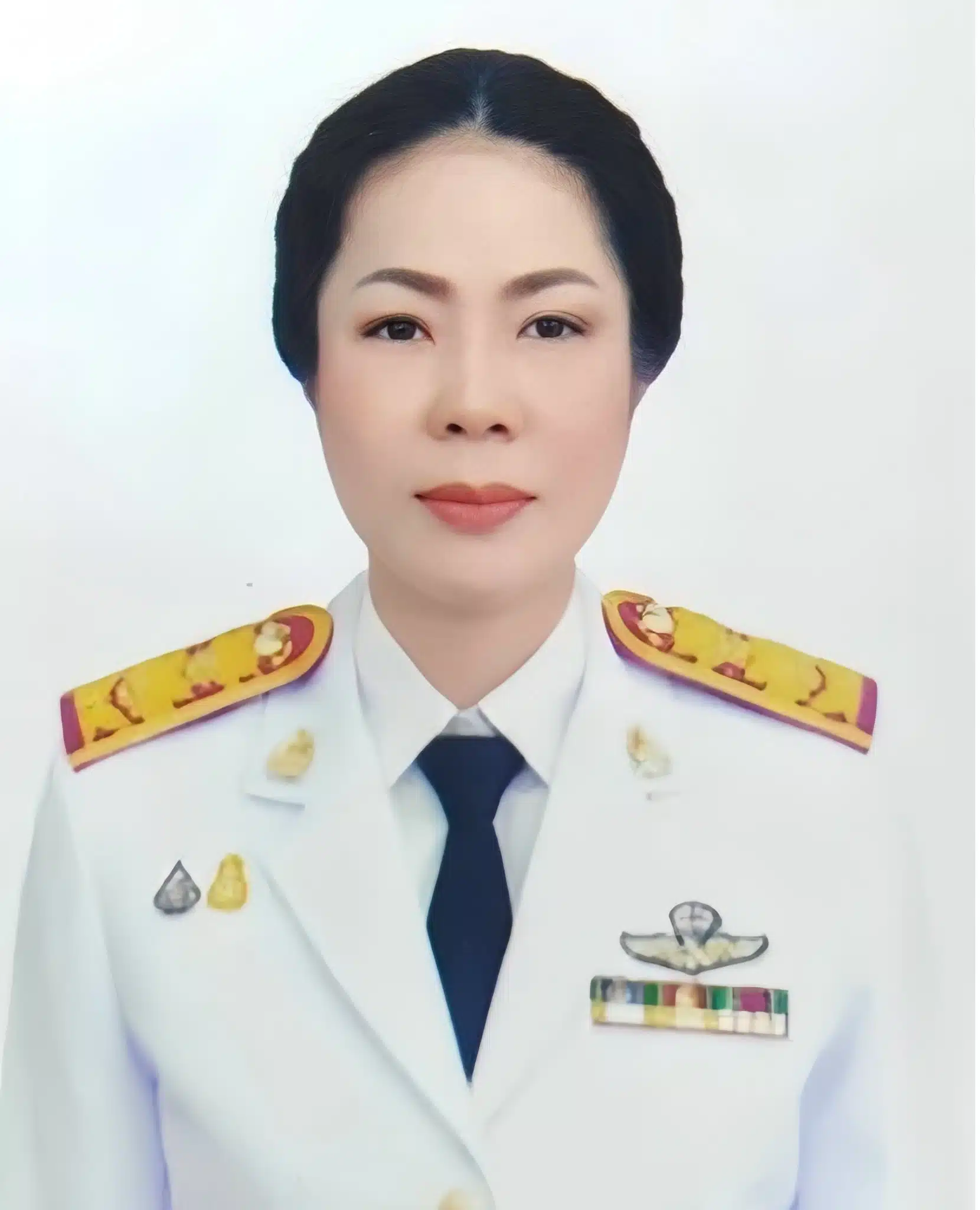 ผศ.ดร.สุกัญญาณัฐ อบสิณ ในชุดข้าราชการ