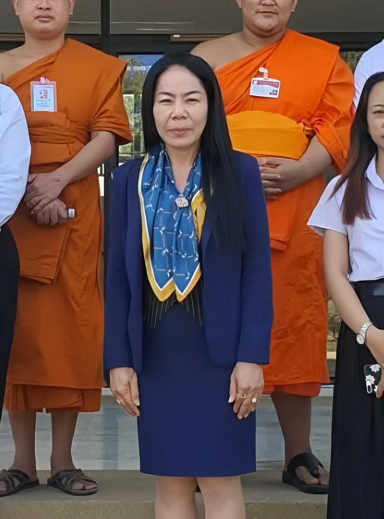 ผศ.ดร.สุกัญญาณัฐ อบสิณ ยืนถ่ายรูปคู่กับนักศึกษา และพระ