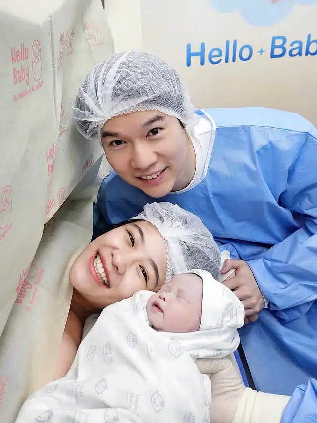 ภาพหมอเก่ง วาโย และเกรซ เกวลิน กำลังอุ้มลูกสาวแรกเกิดด้วยความรัก